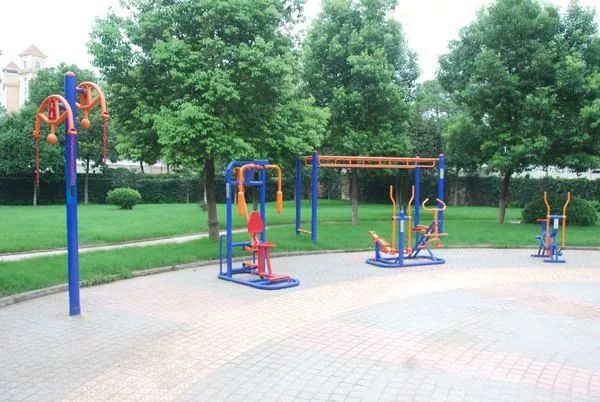 老年朋友請留意 小區(qū)健身器使用需謹(jǐn)慎，科學(xué)鍛煉保健康